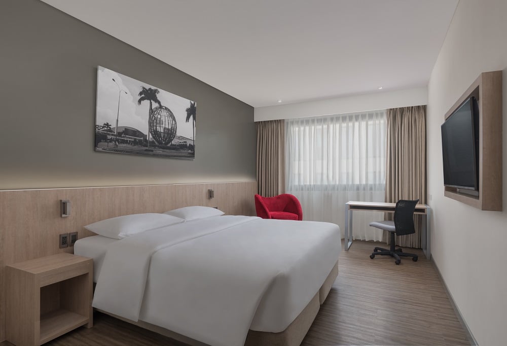 JUNIOR King Suite.